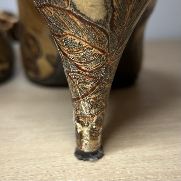 Cuoieria Fiorentina Pointed Toe Floral Print Patent Leather Pumps with a Bow - Picture 5 of 6